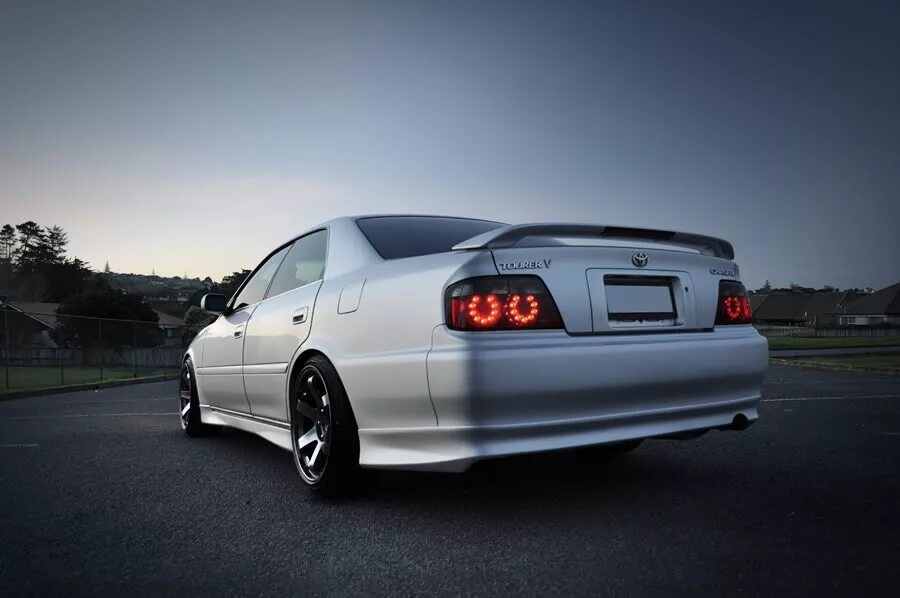Toyota chaser jzx100. Toyota chaser white. Тойота чайзер 100 кузов. Toyota chaser jzx100 на дисках. Диски toyota chaser 100.