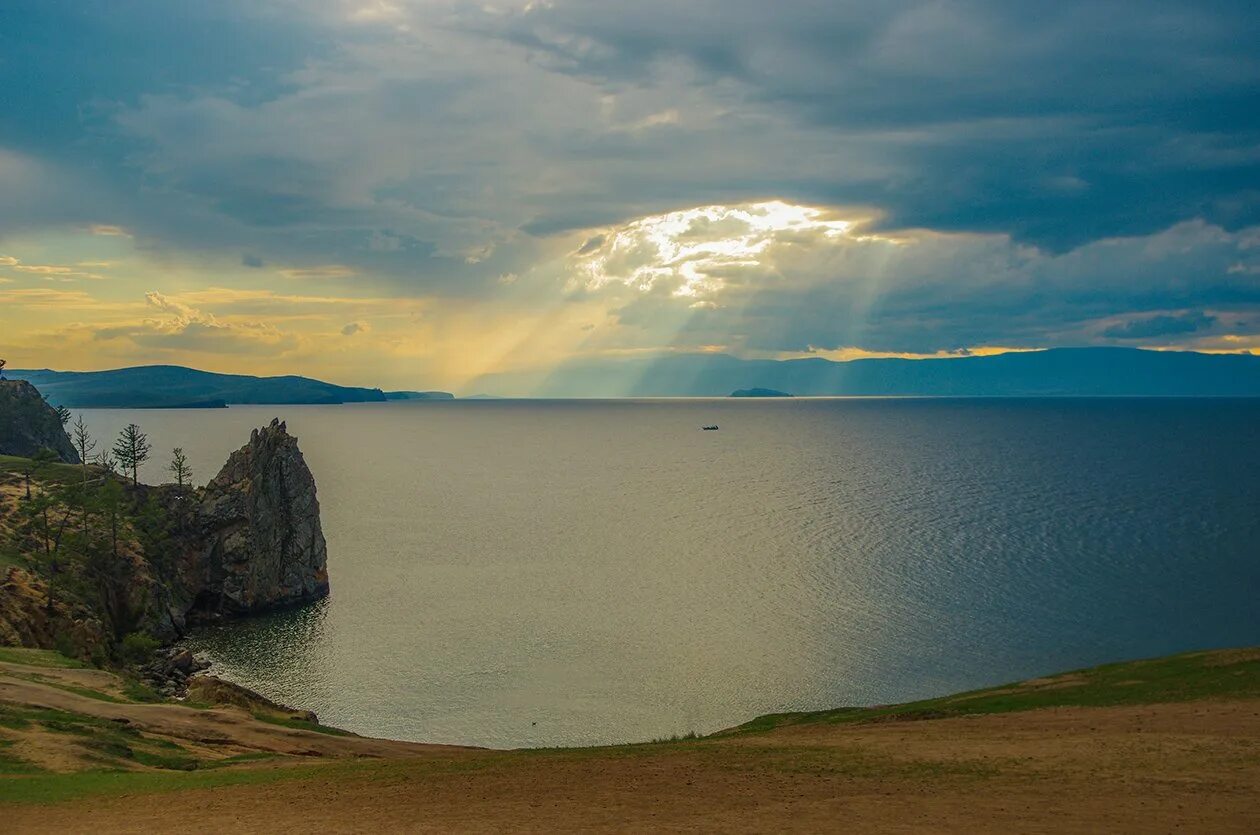 Очень глубокое озеро. Байкал Владимирская область. Озеро Байкал Владимирская область. Радуга на Байкале. Небо над Байкалом.