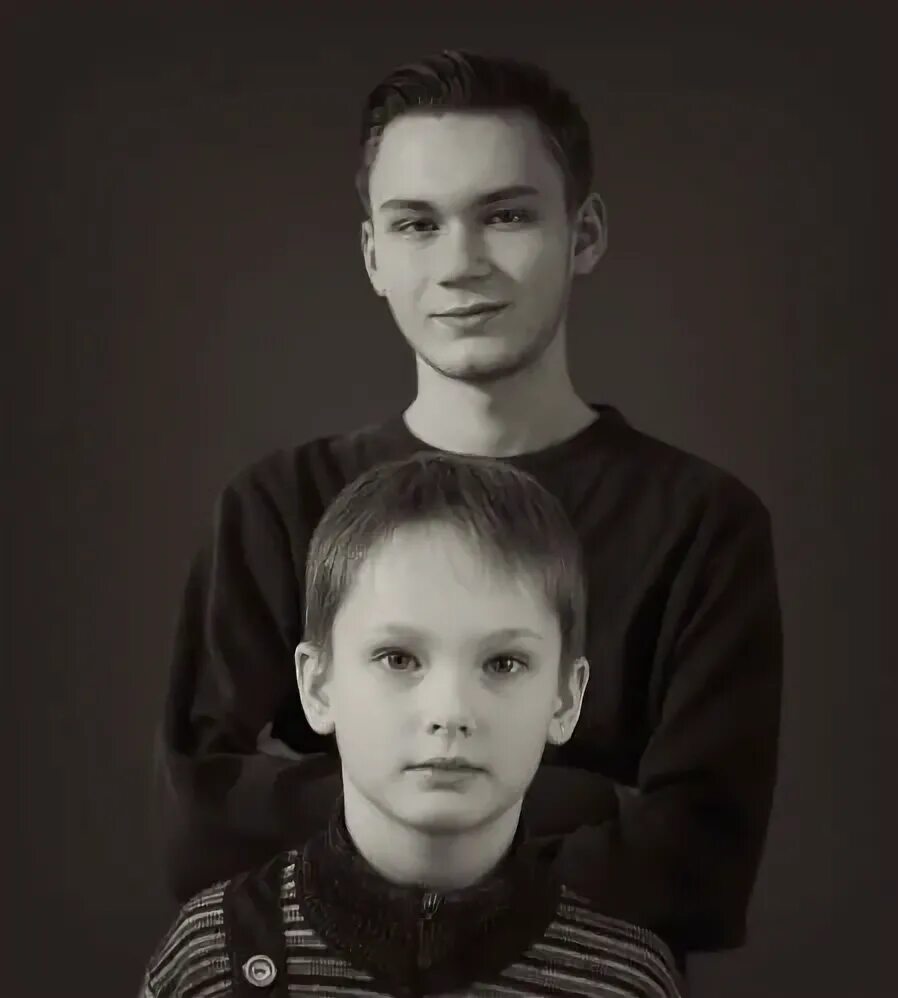 Младший брат 15 лет. Брат фото. Младший брат. Фото младшего брата. Старший и младший брат фото.