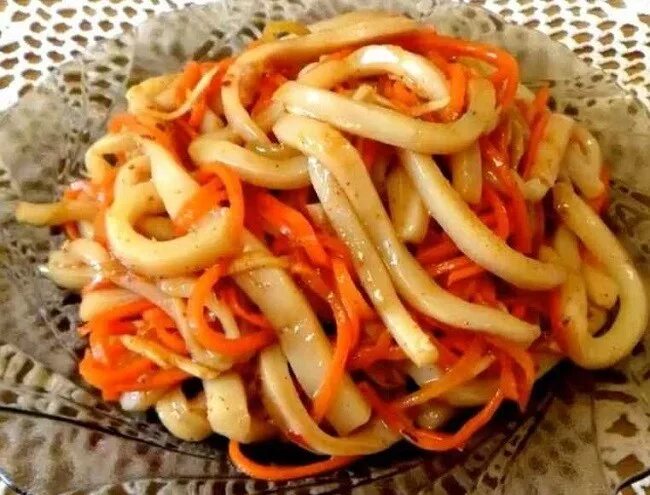 Кальмар с овощами на сковороде. Кальмары по-корейски. кальмар по корейски с овощами. салат из кальмаров и моркови с луком. корейская морковь с кальмарами.