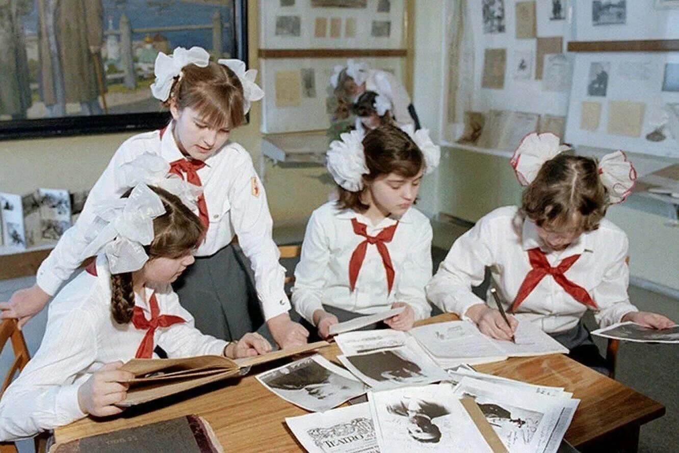 Школьная форма советских времен. Советские школьники. Школьные годы. Советские школьные прически.