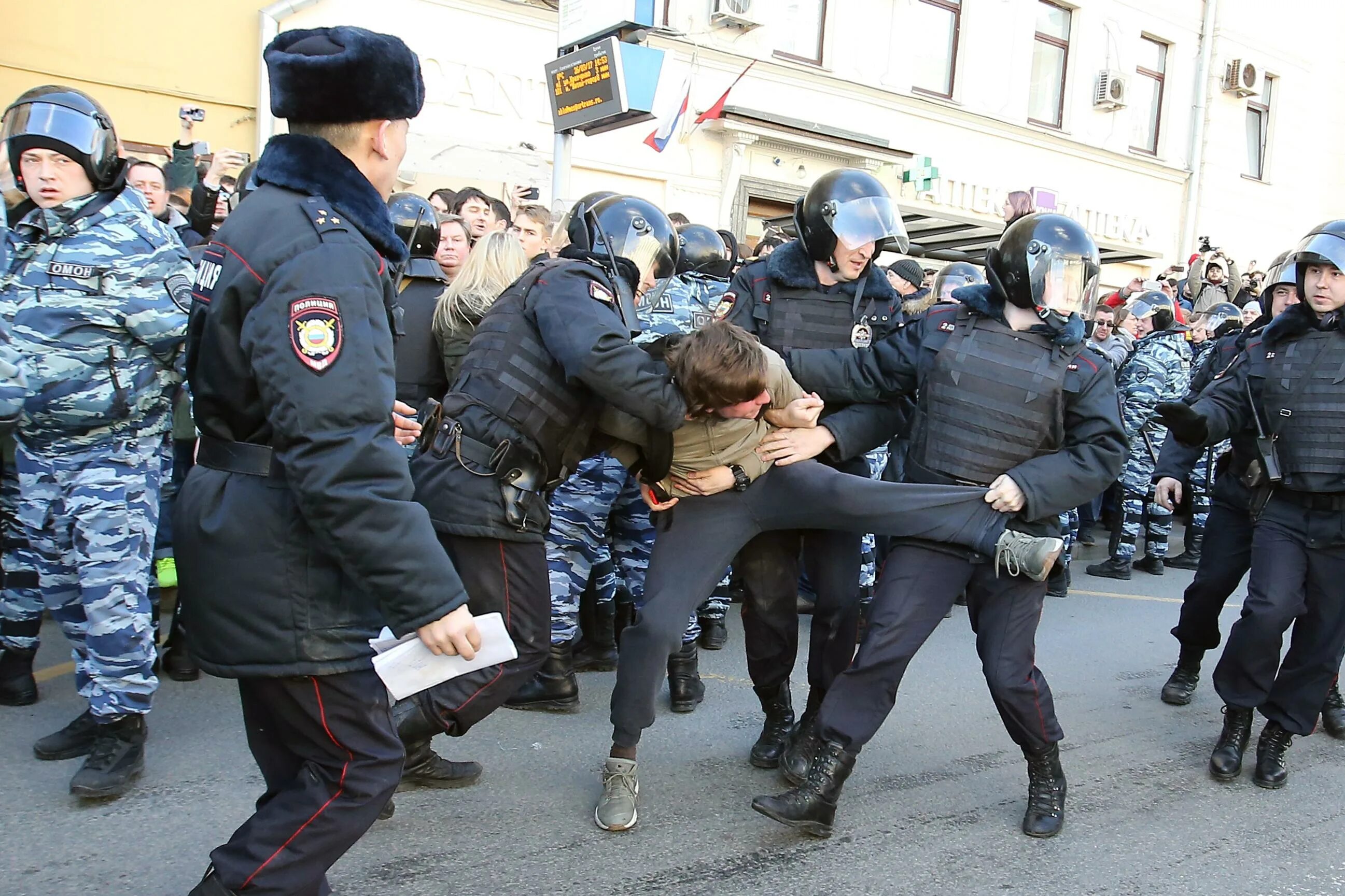 Росгвардия избиение людей. Милиционеры на Майдане. Полицейский на пороге. Задержания в москве сегодня последние новости