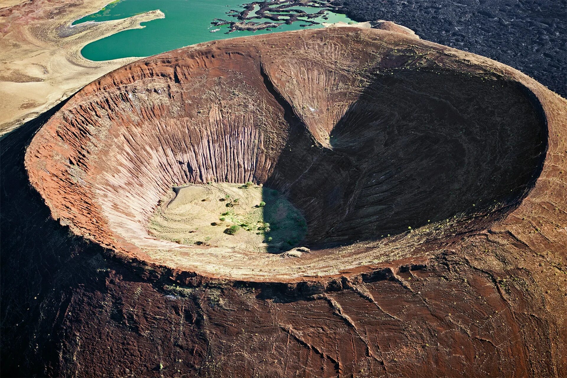 Самый крупный кратер на земле. Кратер Набийотум. Кенийский кратер Набийотум. Кратер в Гренландии Мезоархей. Кратер Маниитсок в Гренландии.