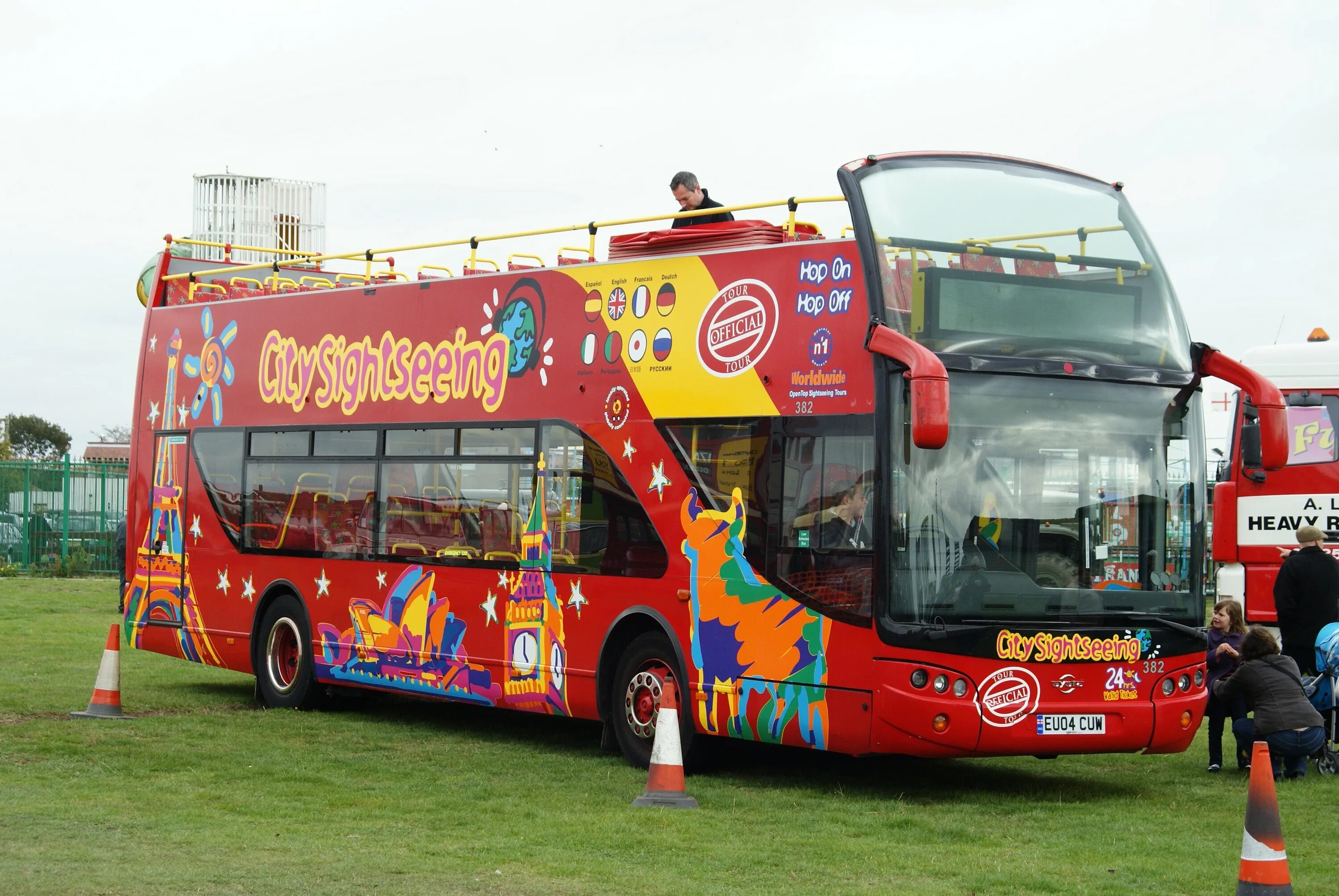 Экскурсии на красном двухэтажном автобусе. Автобус City Sightseeing Санкт-Петербург. Питер автобус двухэтажный экскурсии City Sightseeing. Автобусы City Tour Санкт-Петербург. Автобус Сити сайтсиинг Санкт Петербург.