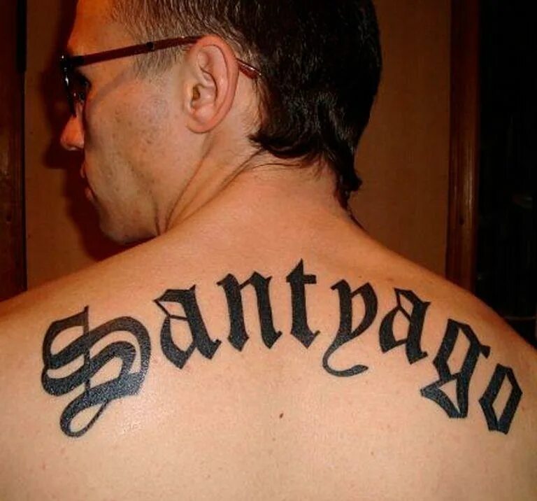 Тату надпись на спине. Tatu nadpisi na Spine. Тату на спине надпись на латыни. Татуировки для мужчин на спине надписи. Надписи на спине мужские