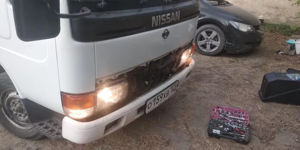 Наклейки на ниссан атлас. Лампа фара савари ниссан. Лампочки ниссан атлас. Фары nissan atlas хрусталь. Ниссан атлас 1995 колодки.