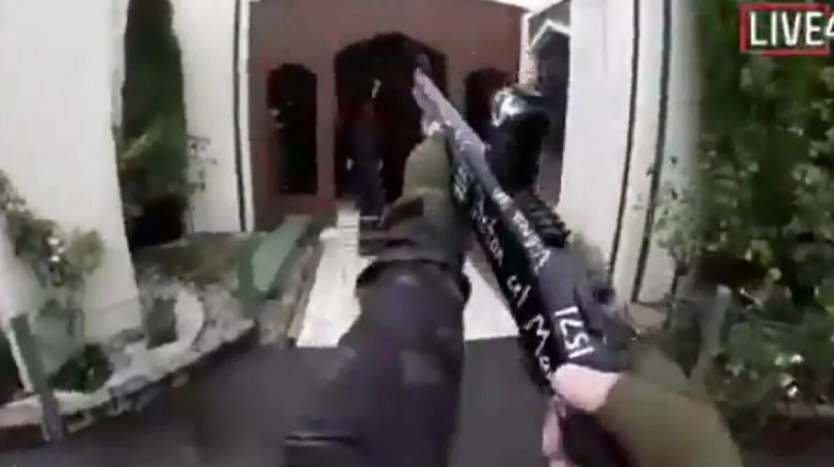 Террористы опубликовали видео от первого лица. Теракт в мечети в новой Зеландии. Новая Зеландия террорист в мечети. Расстрелял мечеть в новой Зеландии. Расстрел мечети новая Зеландия.