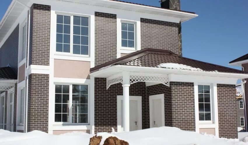 Белый шов в кирпичной кладке. Красный кирпич с белым швом. Фасад из клинкера. Кирпич с белыми швами. Дом из красного и коричневого кирпича.