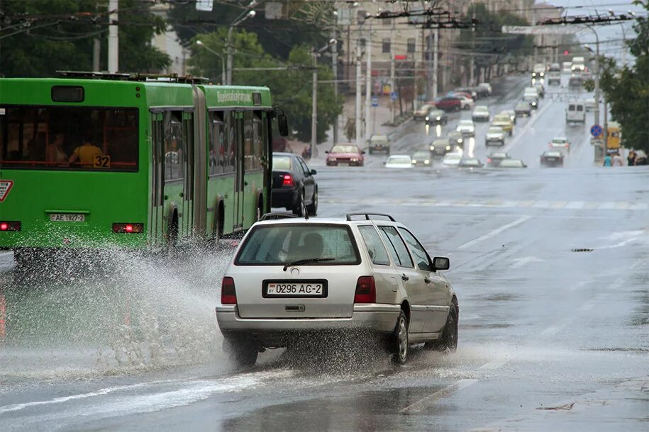 Витебск дождь. Наводнение в Витебске. Вождение в дождь. Минск дождь в субботу.
