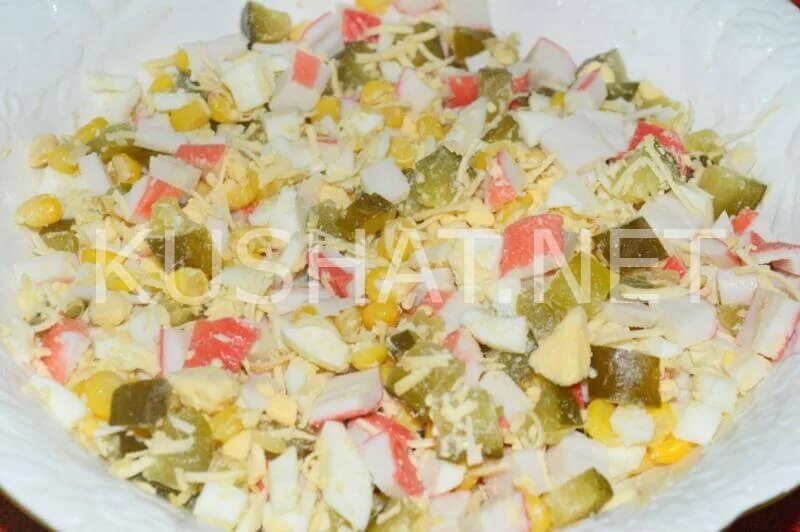 Салат с крабовыми палочками без риса. Салат с кальмарами и крабовыми палочками и кукурузой. Крабовые палочки кукуруза огурец. Салат с крабовыми палочками и огурцом. Салат с крабовыми палочками и кукурузой и рисом.