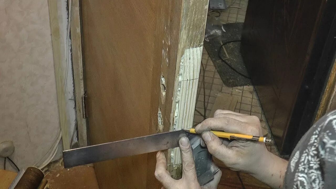 Восстановление межкомнатных дверей. Реконструкция деревянных дверей. Восстановление деревянных дверей. Шпаклевка двери деревянной.
