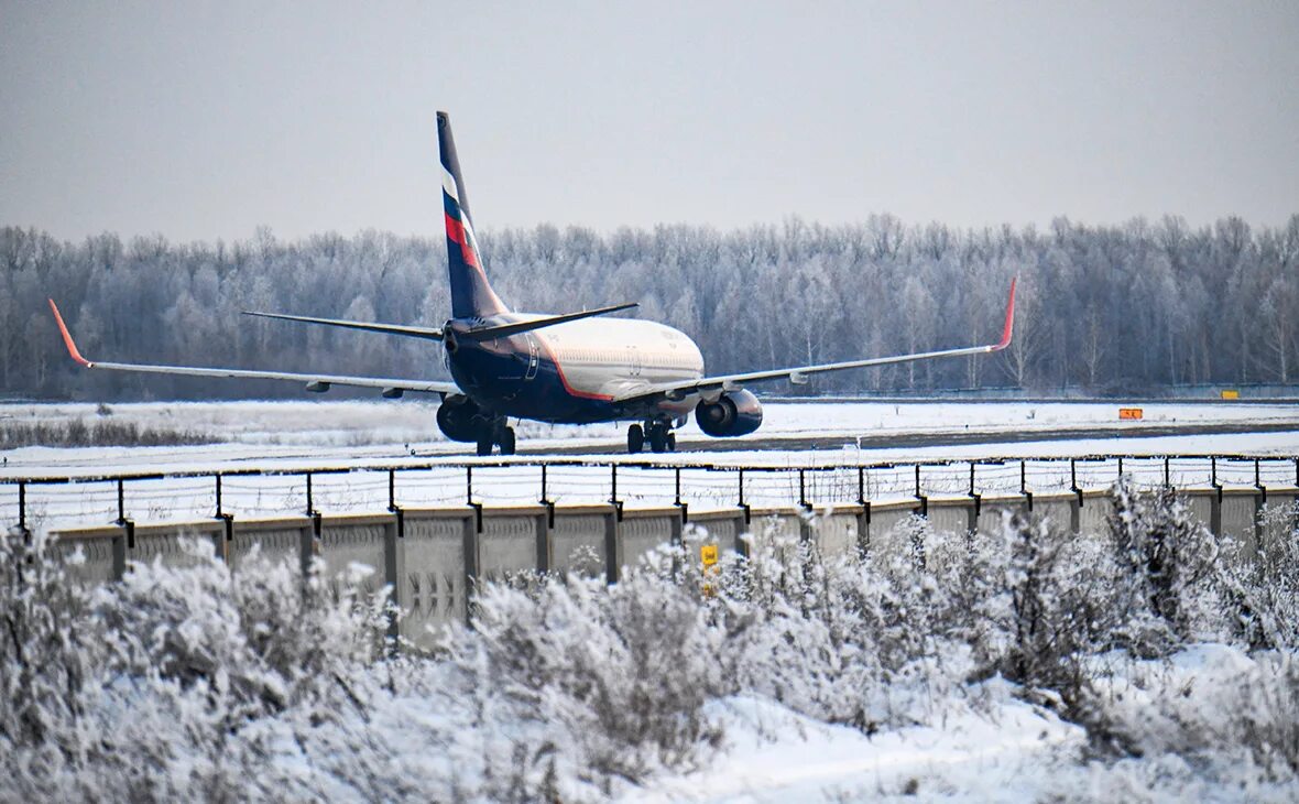 Самолет в доле. Боинг 737 ред Вингс. Толмачёво аэропорт Боинг 737 800. Аэропорт Толмачево Взлетная полоса. Аэропорт Магадан ил-62.