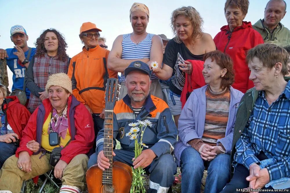 туристы композиция. туристическая песня на домбае. туристическая песенка. туристы песни слушать. походная гитара.