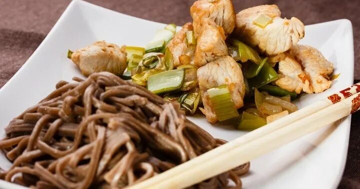 Гречневая лапша с индейкой. Соба лапша с индейкой. Лапша вок соба. Гречневая лапша с индейкой. Гречневая лапша с индейкой.