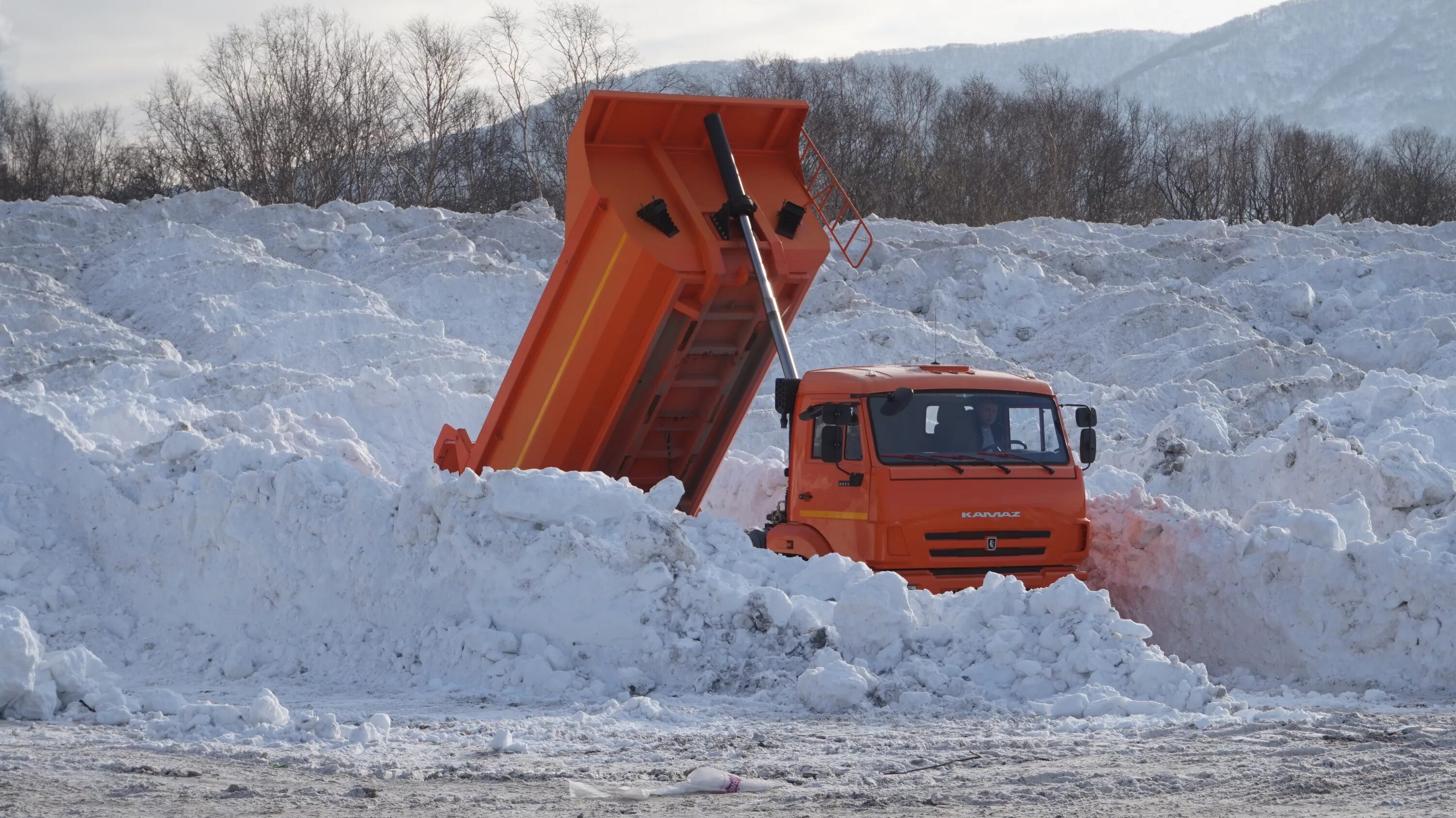 КАМАЗ 65115 самосвал снег. Снежный полигон Киров Луганская. КАМАЗ 15 Т самосвал зимой. Самосвал со снегом.