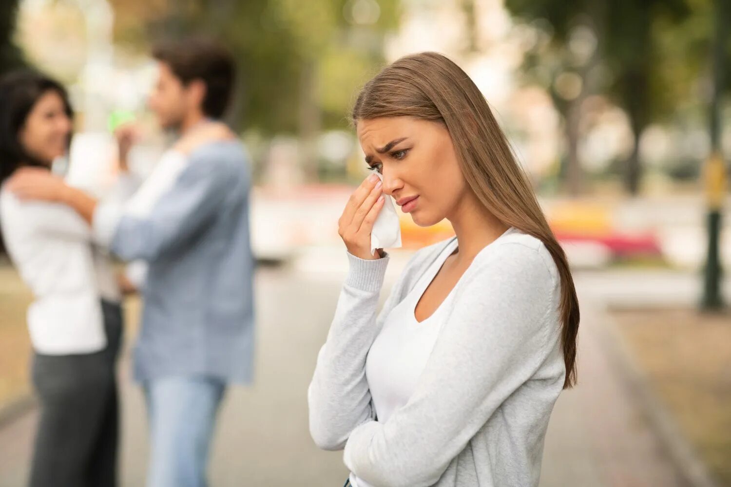 She see a woman. Девушка увела парня. Парень увидел плачущую девушку. Парень увидел девушку с другим. Подруга увела парня.