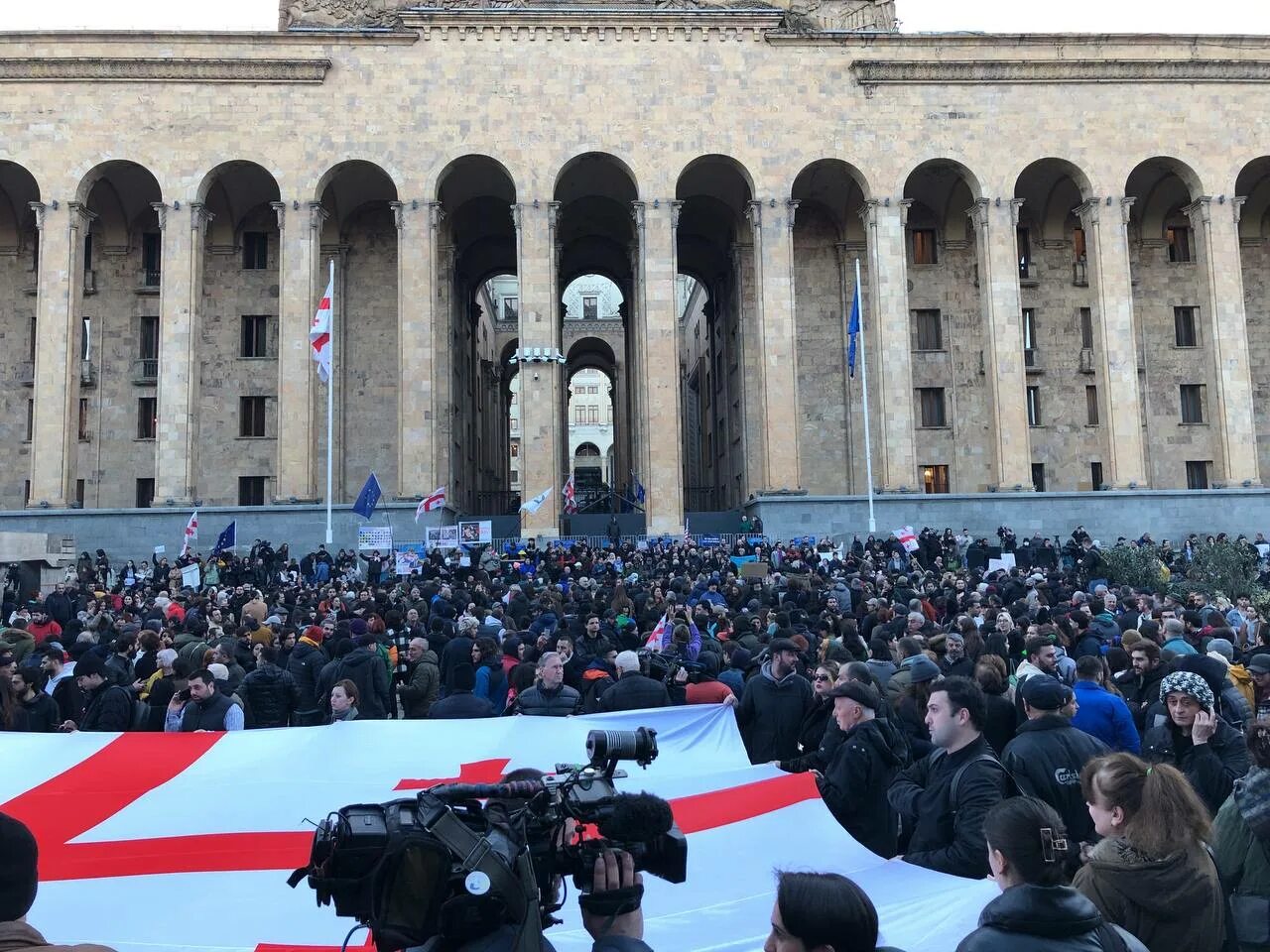 Поставь грузи. Парламент Грузии в Тбилиси. Здание парламента Грузии (Тбилиси). Тбилиси штурм парламента. Руставели 9 Тбилиси.