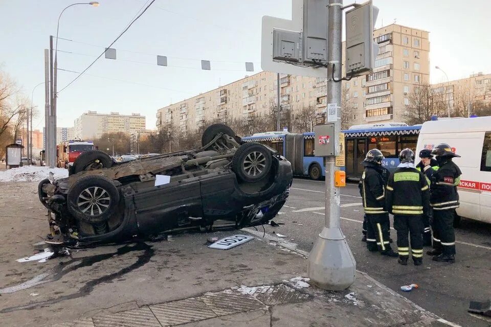 После аварии москве. Разбитые 2 машины авария. ДТП Москва мобильный репортер.