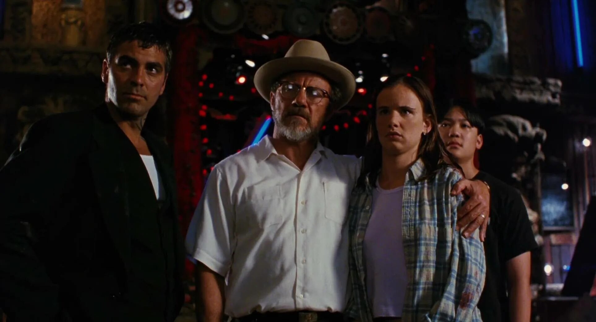 Бар в фильме от заката до рассвета. От заката до рассвета фильм 1995. От заката до рассвета фильм 1995 вампиры. От заката до рассвета фильм. От заката до рассвета фильм фото из фильма.