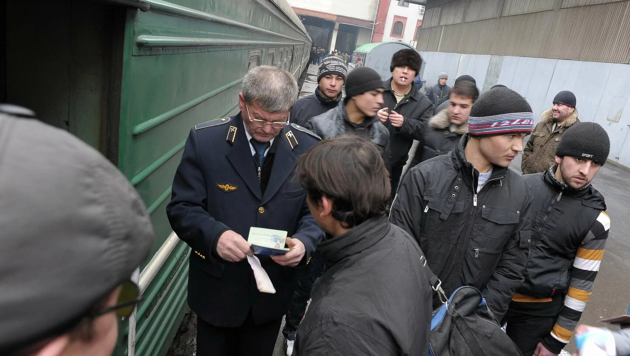 Когда уберут таджиков. Трудовые мигранты Таджикистана в поезд. Мигранты из Узбекистана в России. Мигранты из Таджикистана в России. Таджикские мигранты в России.