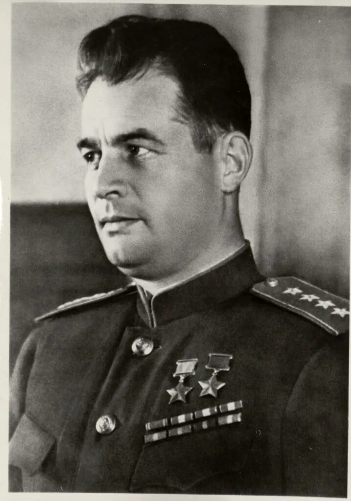 Самый молодой генерал в ссср. Черняховский портрет. Черняховский герой советского. Генерал Черняховский фото.