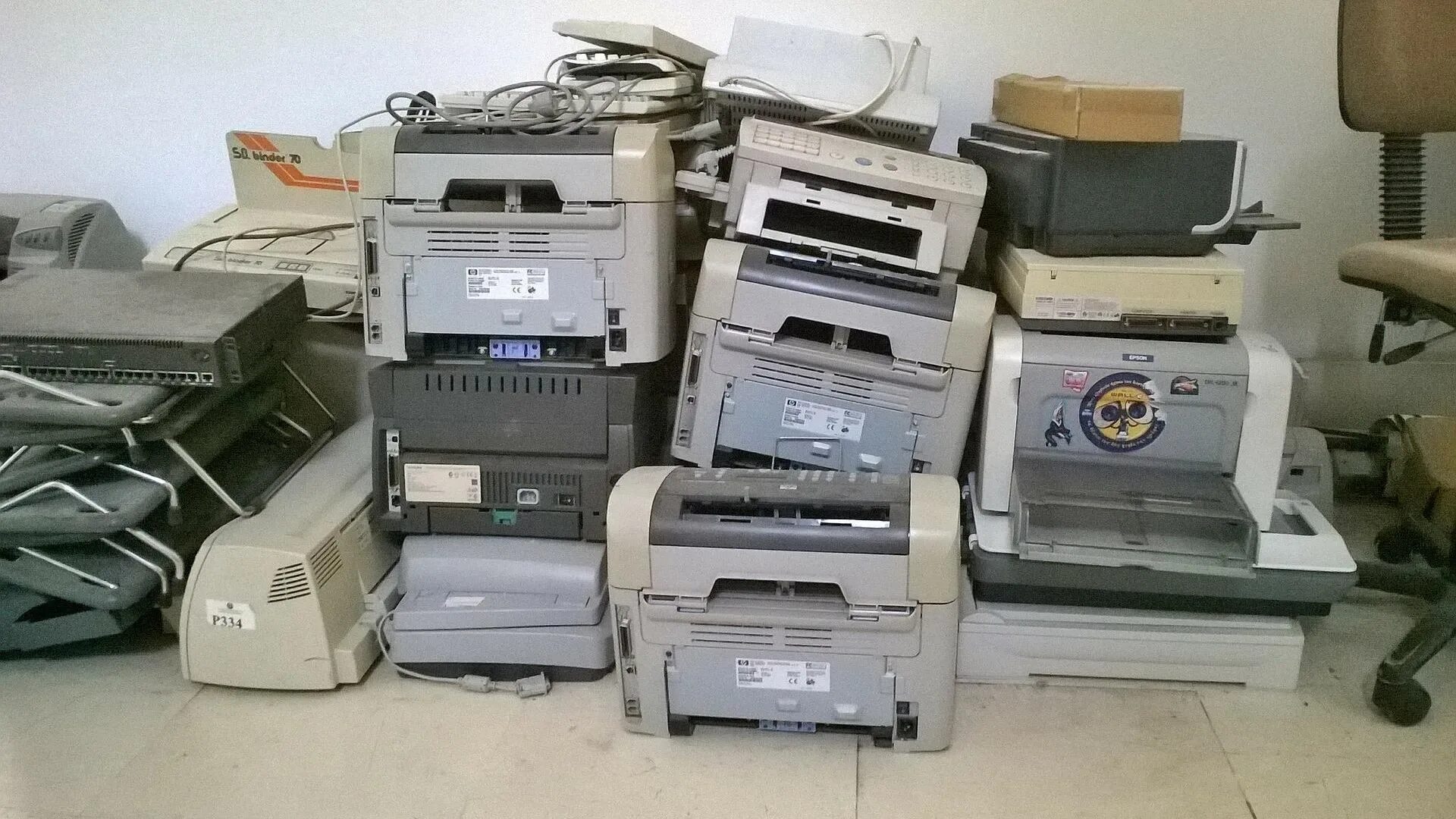 Куда сдать мелкую бытовую технику. Фото много бытовой техники.