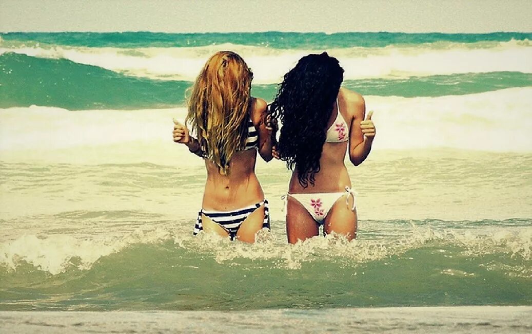 Две подруги на море. Блондинка с подругой на пляже. Сара сампайо на пляже. Две подруги путешествие. Путешествие с подругой.