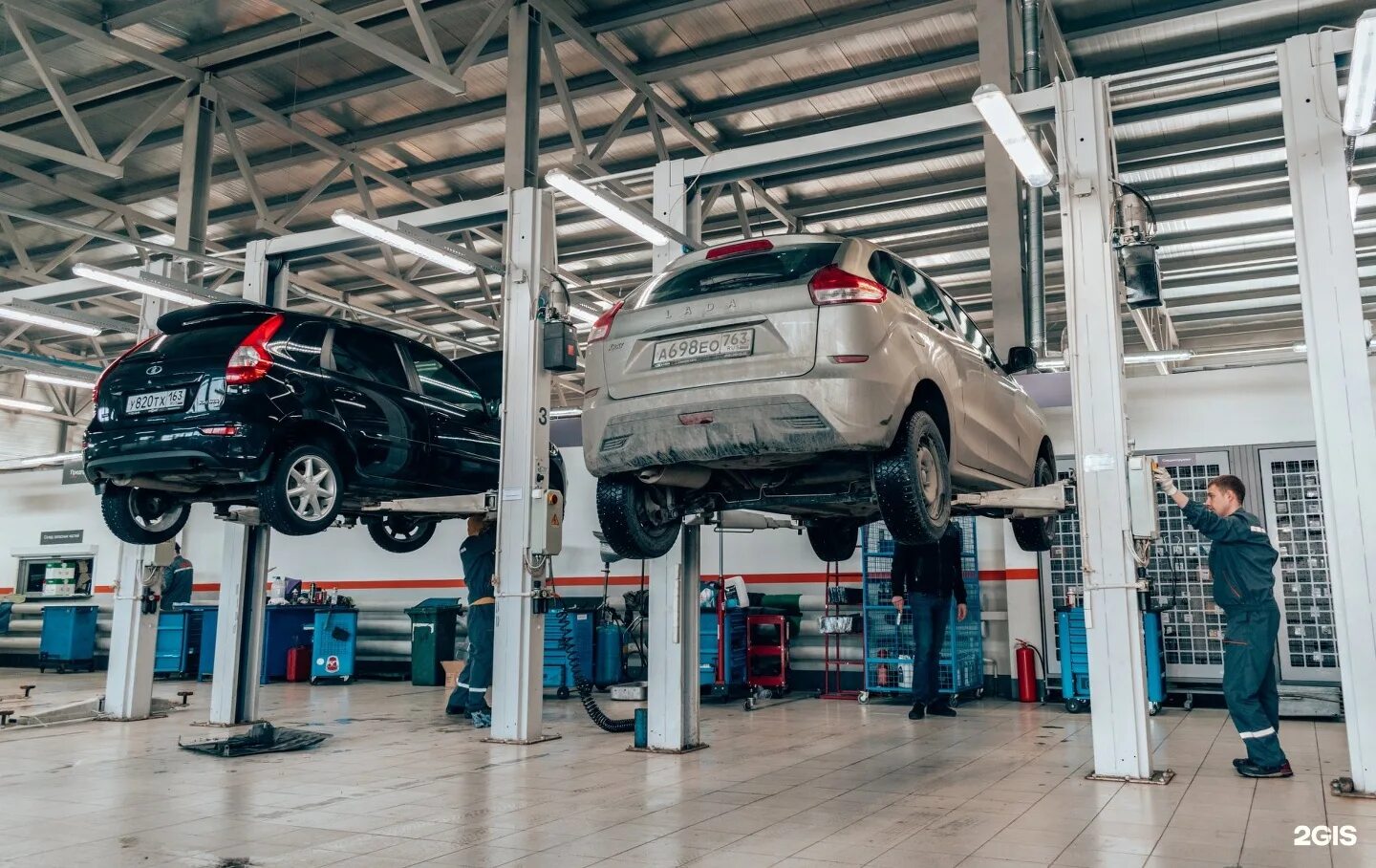 Автомобили ваз автосалоны. Самара авто Южное шоссе 10. АВТОВАЗ сервис. Рабочие АВТОВАЗА. Мастерская АВТОВАЗ.