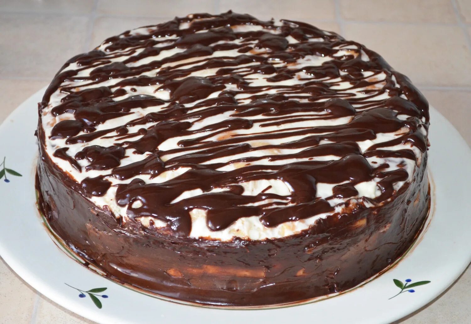 Глазурь на кефире. Украшение торта шоколадной глазурью. Шоколадно сметанный торт. Домашний торт с шоколадной глазурью. Шоколадный торт со сметанным кремом.