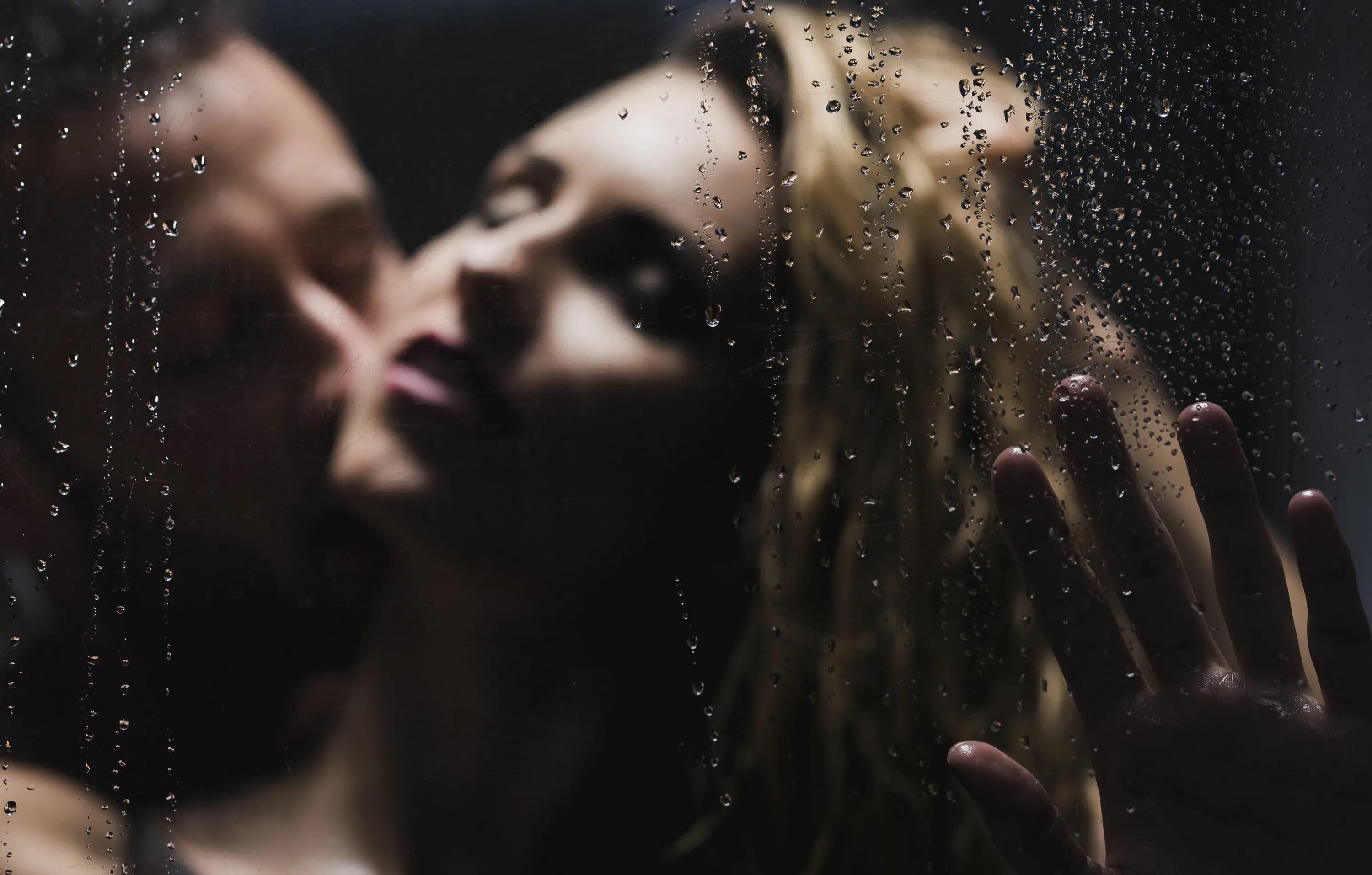 душ вдвоем. мужчина и женщина под душем. влюбленные в душе. мужчина под дождем. пара в душе видео.