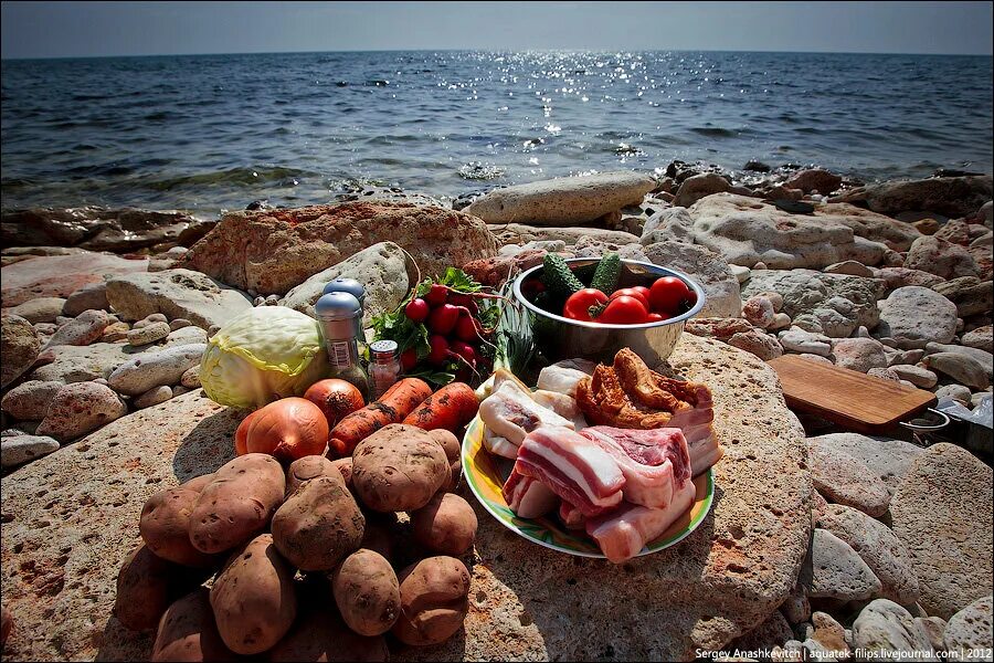 Beach food. Еда на море. Шашлык на берегу моря. Шашлыки на природе у моря. Барбекю на берегу моря.