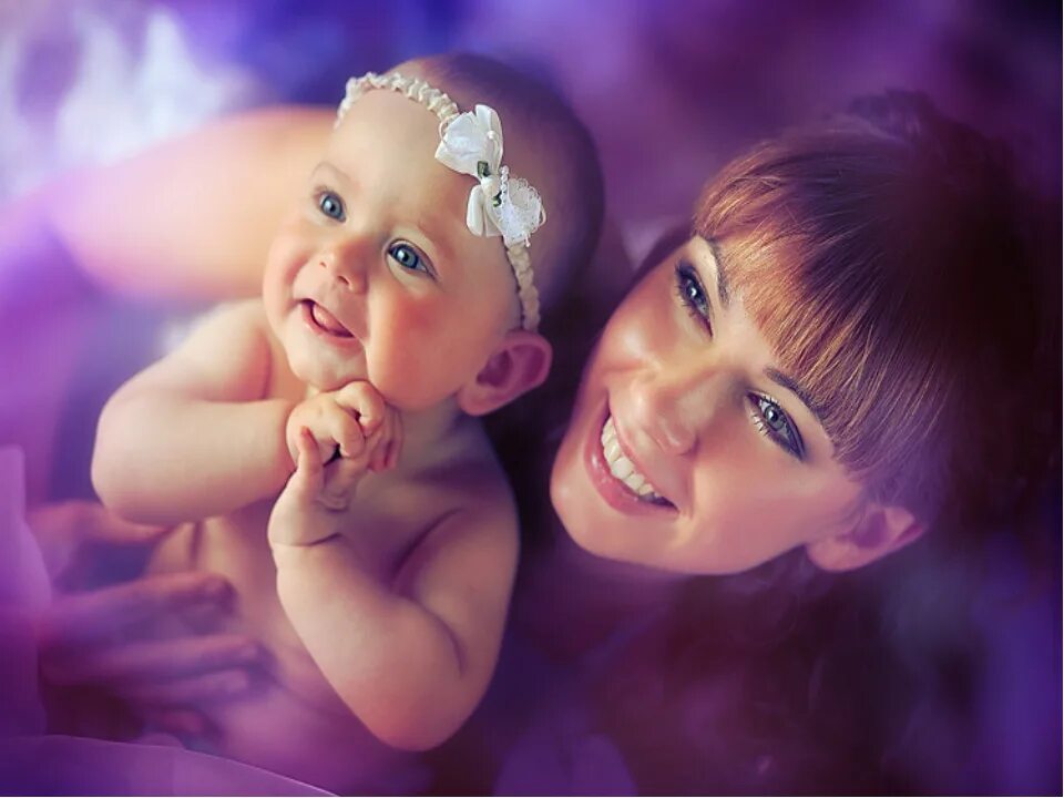Сына и дочку и точка песня. День матери. Красивая мама. С днём матери картинки красивые. Счастливые глаза ребенка.