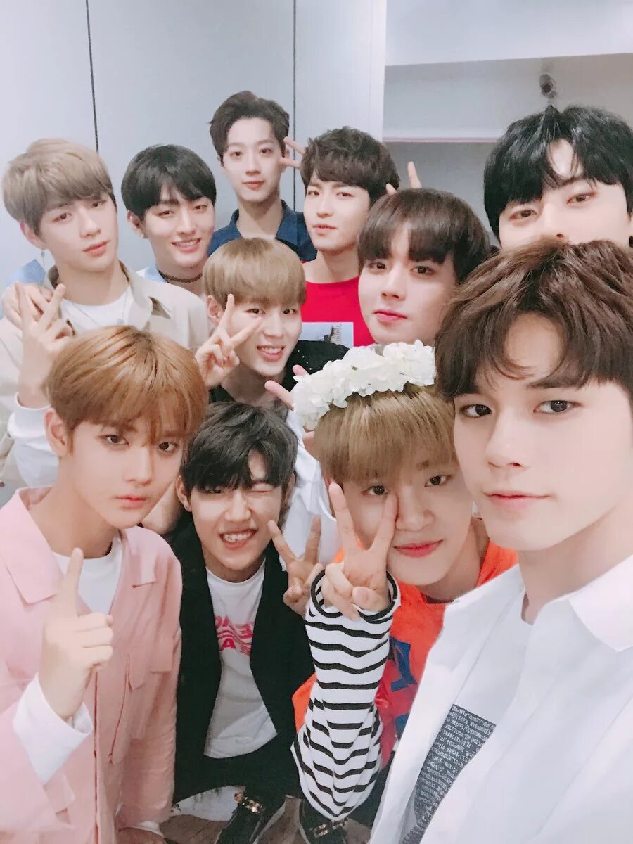 Группа wanna one. Легенда фэй дораме ван и бо. Сяо чжан и ван и бо поцелуй. Лань чжань актер. Ван ибо лань чжань.