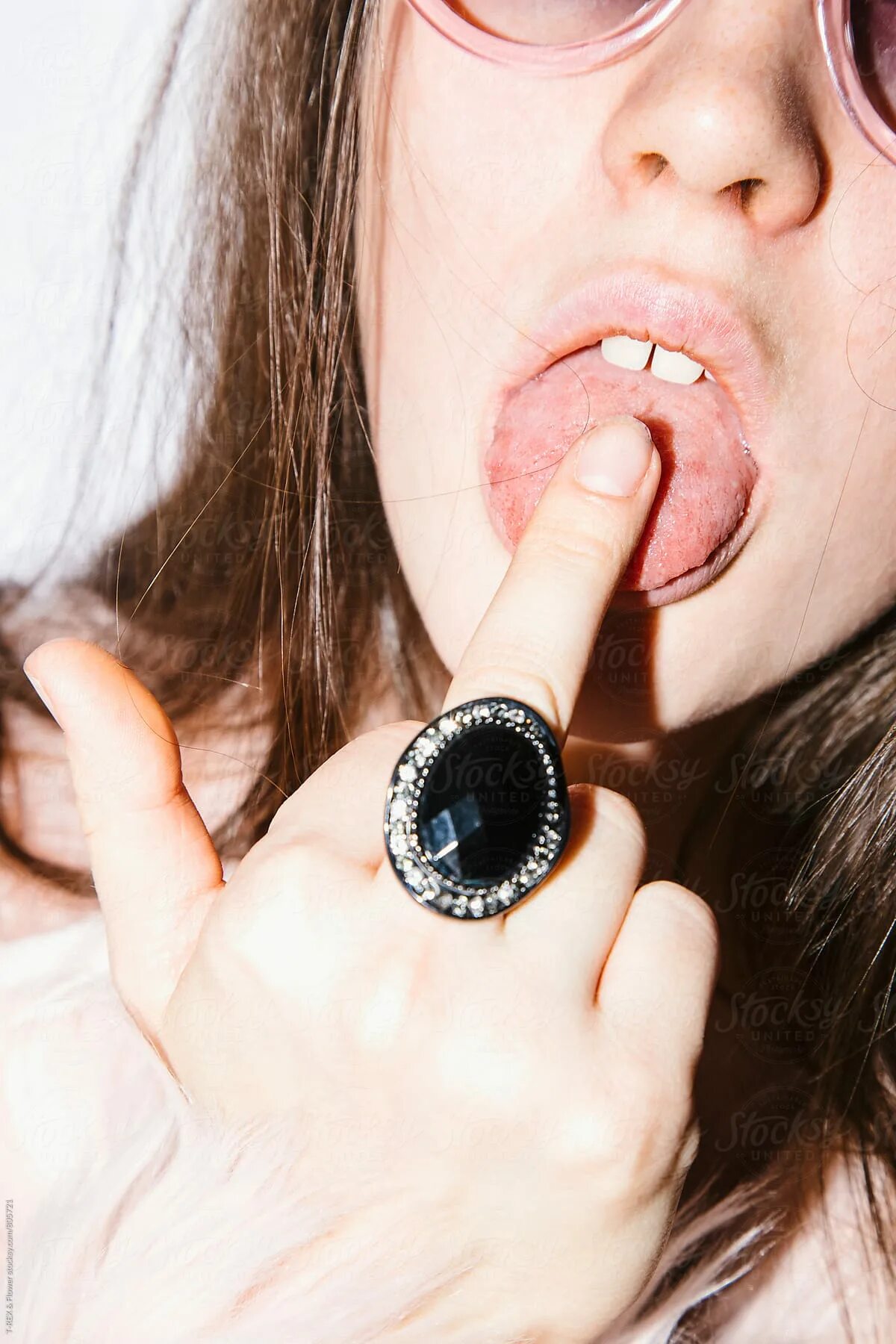 Девушка в слюнях селфи гиф. Girl lick telegram. Орео девушка. Girl lick telegram. Подарок подруге с поцелуями.