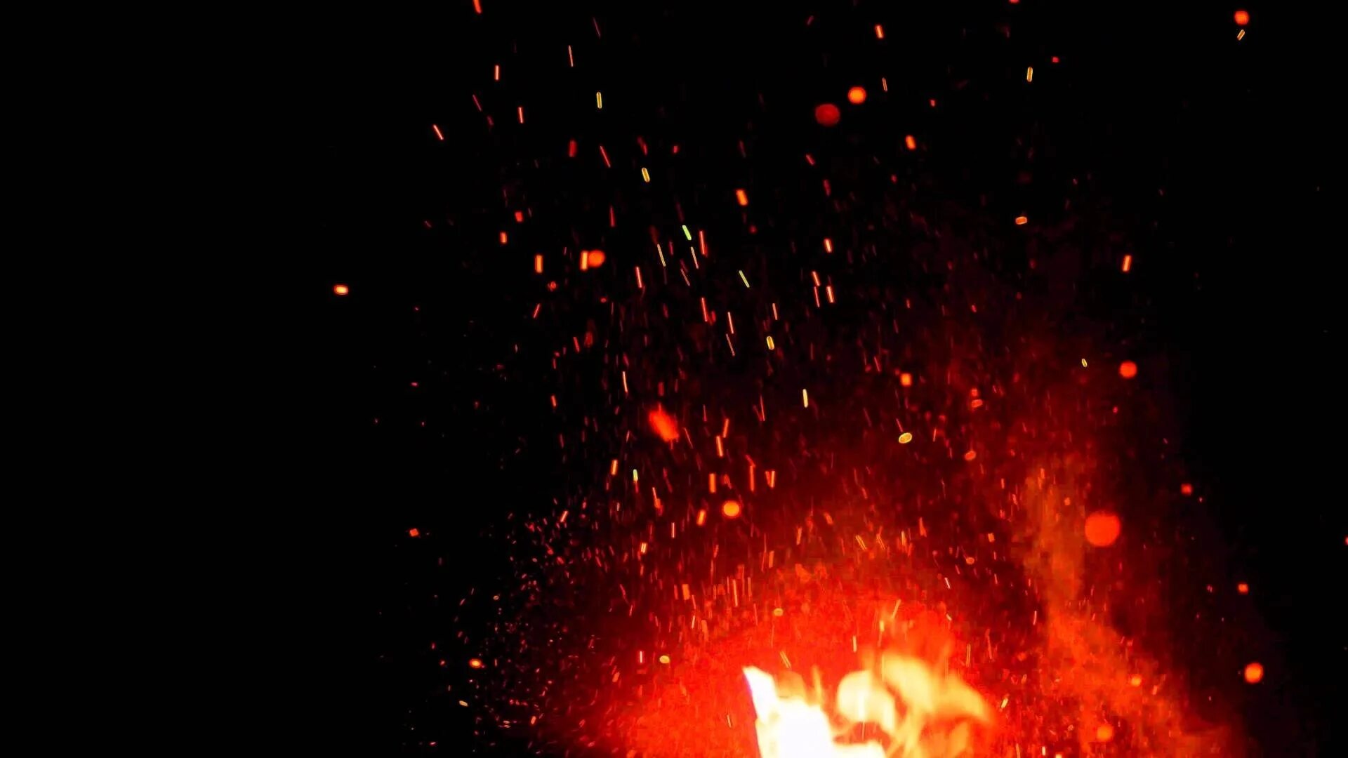 тлеющий костер. искры костра. огненный дым. огонь и дым. огонь и пепел.