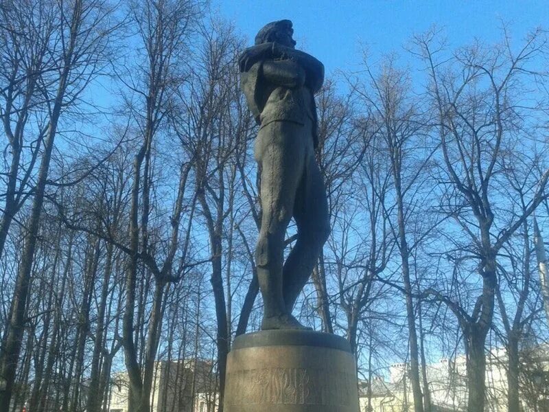 Памятник федору волкову. Памятник Волкову в Ярославле. Памятник Федору Волкову в Ярославле.