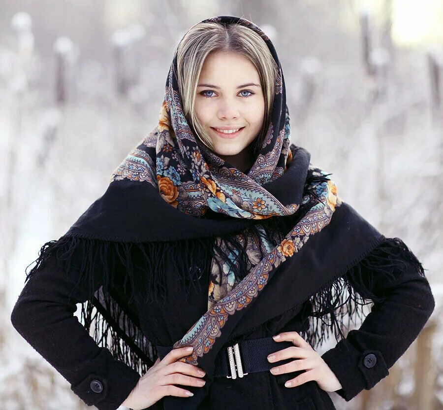 Как завязывать русский платок. Зимний платок на голову. Девушка в платке. Красивая девушка в платке. Красивые платки на голову.