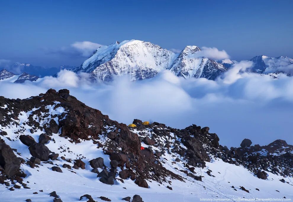 Погода на горе эльбрус на 14. Шапка Эльбрус 5642. Облако на горе Эльбрус. Красивое фото Эльбруса самая высокая гора в Европе 5642 м. Эльбрус 1829 год.
