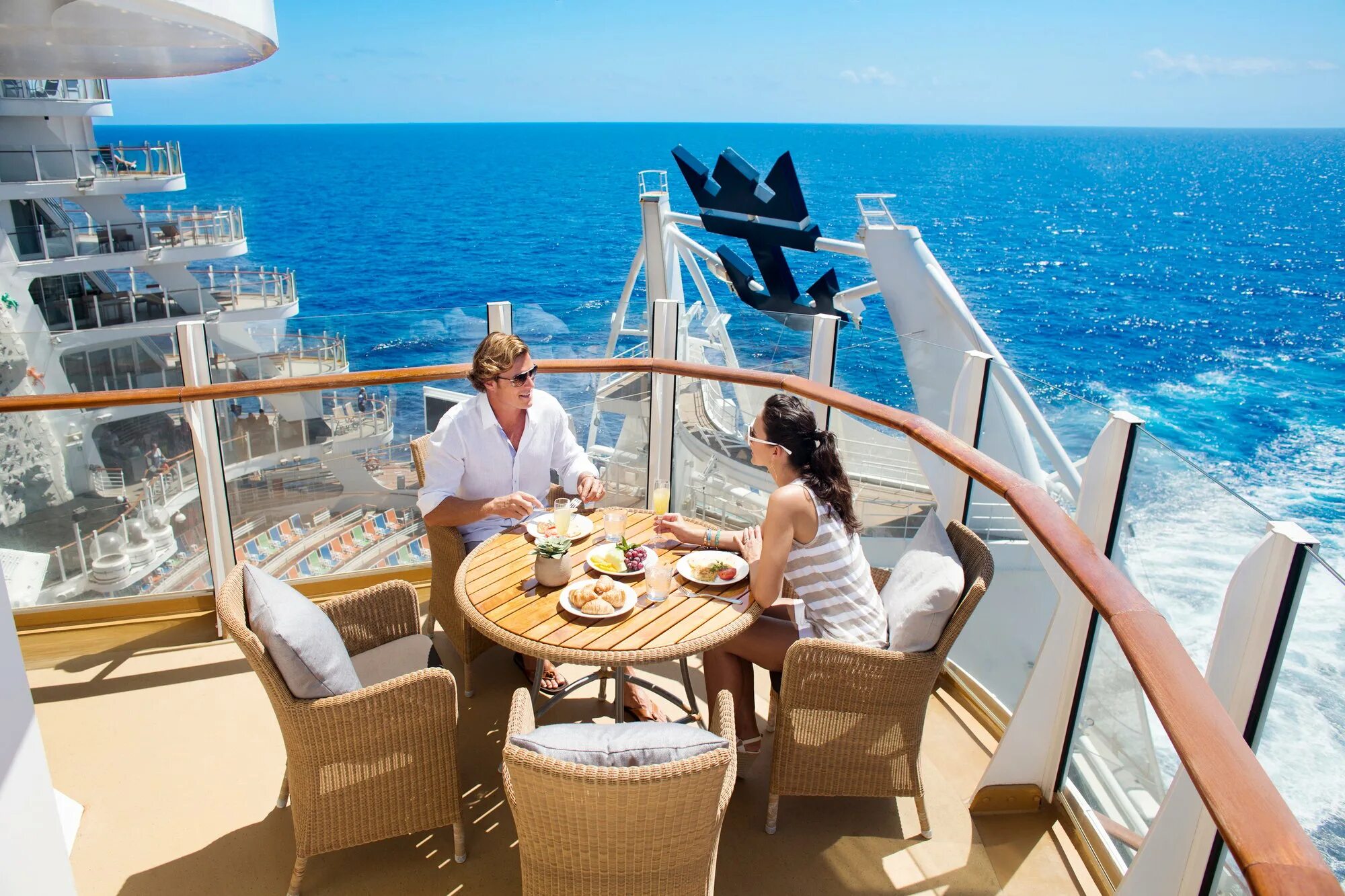 Cruise holiday. Royal Caribbean International Oasis ресторан. MSC круизный лайнер завтрак. Круиз на лайнере. Лайнер морской круиз.