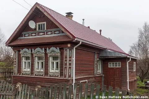 Домик в деревне красный