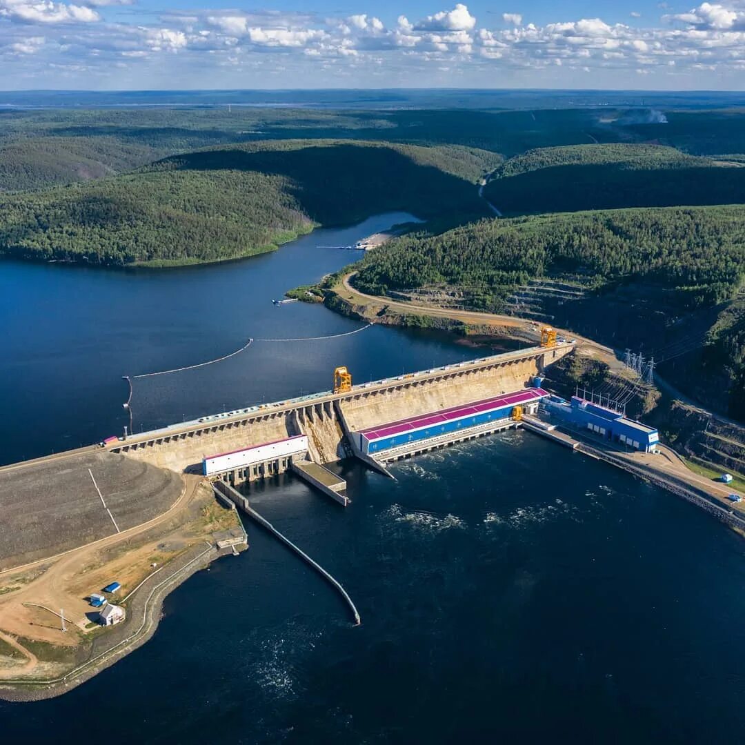 Водохранилище это. Богучаны Красноярский край ГЭС. Плотина Богучанской ГЭС. ГЭС на реке Ангара. Кодинск ГЭС.