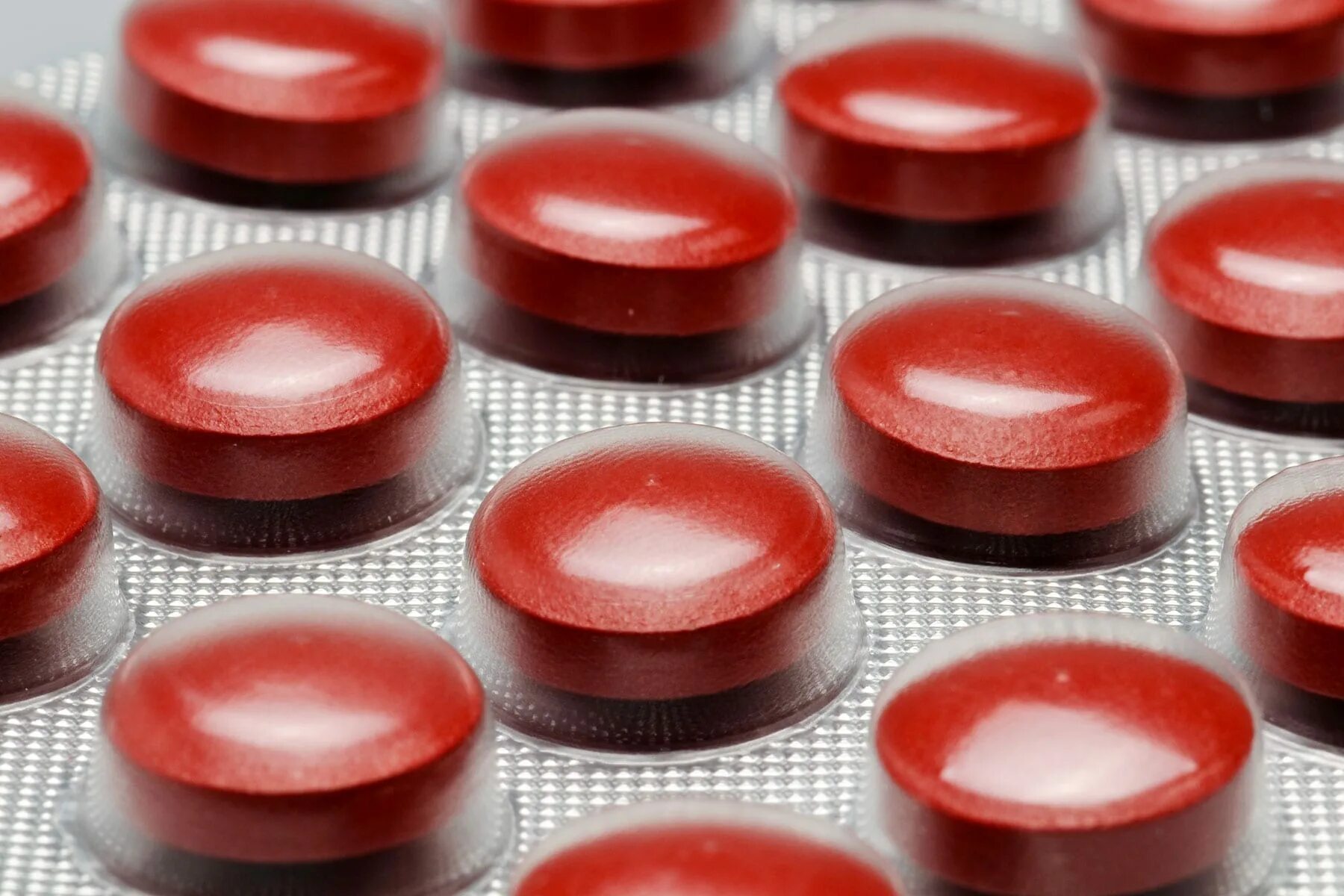 Лечение анемии у пожилых. Железо в таблетках. Красные круглые таблетки. Tabletci jelezo. Таблетки железо красные.