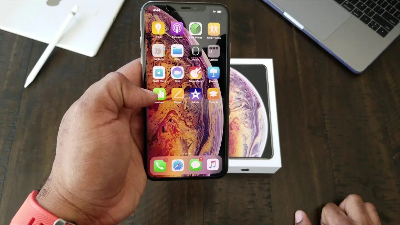Айфон xs сенсор. Iphone xs max. iphone xs max серый. айфон xs max в руке. apple iphone xs max в руке.