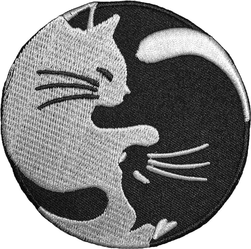 Котик инь. Инь ян кунг фу. нашивка инь янь. нашивка с котами инь-ян. инь янь из котов.
