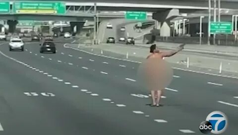 VÍDEO: Una mujer sale desnuda de su coche en plena autopista y comienza a dispar