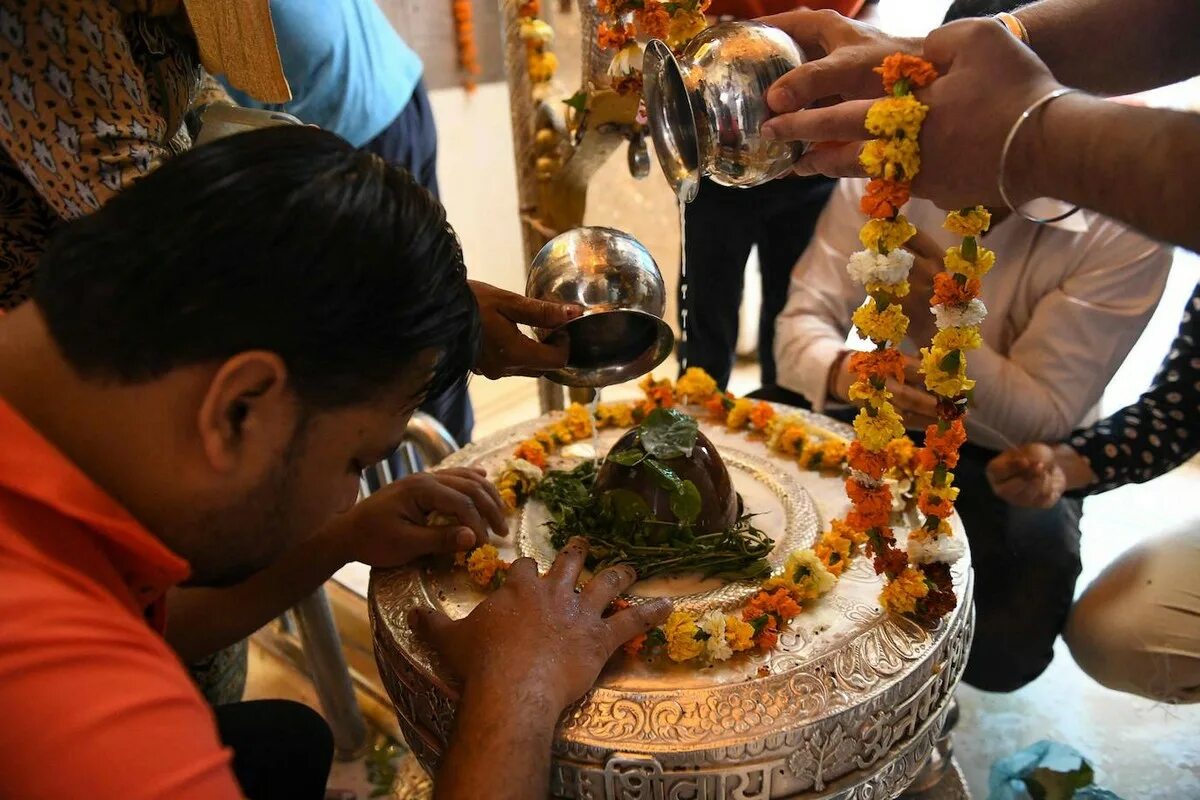 Приносили угощения. Праздник Маха Шиваратри. Махашиваратри в Индии. Махашиваратри праздник в Индии. Маха Шиваратри Великая ночь Шивы 2021.