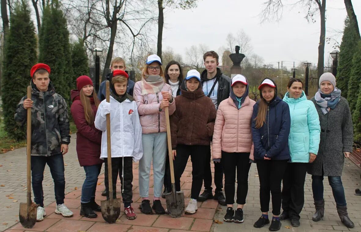 Сквер героев Одоев. Сквер памяти Одоев. Одоев парк. Школа Одоев. Погода на неделю одоев тульской области