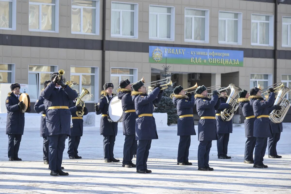 Сайт рязанского воздушно десантного училища. Рязанское воздушное училище. Рязанское воздушно-десантное командное училище. Рязанское военное училище ВДВ. Рязанское десантное училище здание.