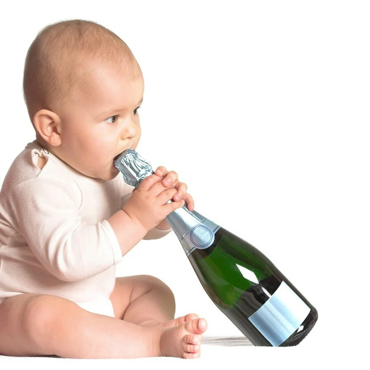 Бутылочка сын. Бутылка для детей. Шампанское для детей. Малыш с бутылочкой. Ребенок с шампанским.