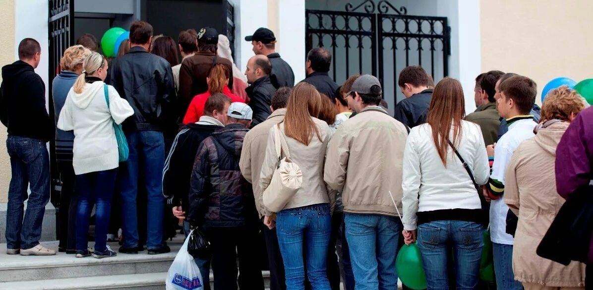 Придется стоять в очередях в. Очередь на выставку. Придется стоять в очередях в. Food truck клиенты не идут жрать. Очереди в поликлиники в подмосковье.